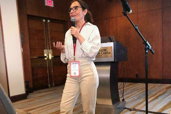 Georgina Curto Rex speaking in front of a podium