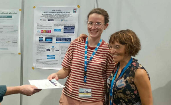 Georgina Curto Rex (right) and Nieves Montes receive the certificate for their best project award